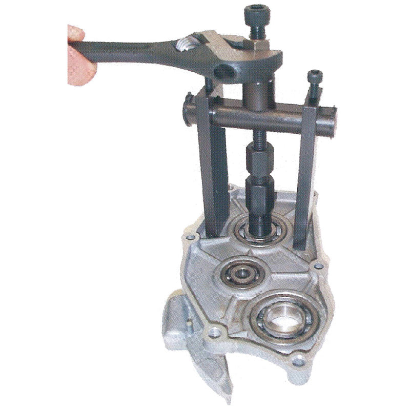 BRIDGE TYPE BLIND HOLE BEARING PULLER SET.
